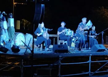 El público llena cada noche el recinto ferial para disfrutar con las actuaciones del ‘Verano Cultural’