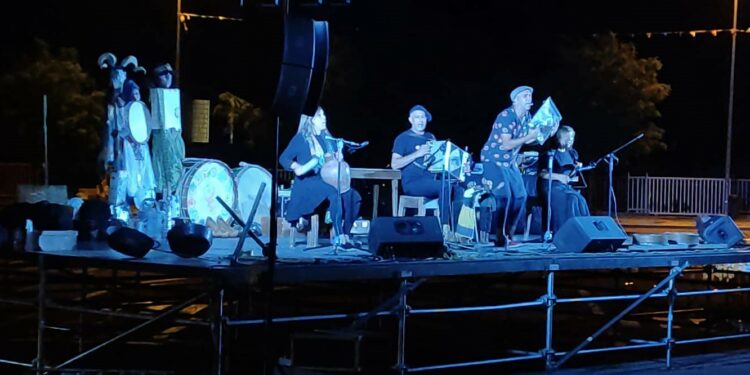 El público llena cada noche el recinto ferial para disfrutar con las actuaciones del ‘Verano Cultural’