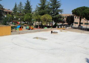 El parque de La Charca, listo para acoger ‘el mar’ en el centro de Carbajosa con dos grandes barcos y 50 juegos para diversión de los más pequeños