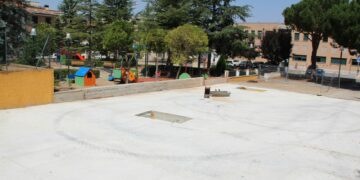 El parque de La Charca, listo para acoger ‘el mar’ en el centro de Carbajosa con dos grandes barcos y 50 juegos para diversión de los más pequeños