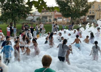 Humor amarillo y fiesta de la espuma ponen el broche final a la edición festiva de San Roque 2022