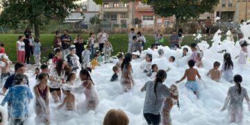 Humor amarillo y fiesta de la espuma ponen el broche final a la edición festiva de San Roque 2022