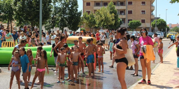 Los más pequeños ‘empapados’ de diversión en una jornada pasada por agua
