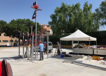 Comienza la instalación de los barcos de juegos en el parque de La Charca