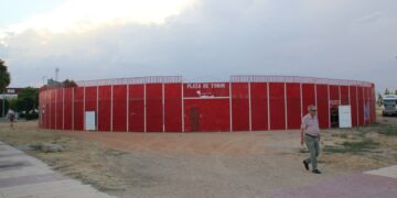 La instalación de la plaza de toros, las carpas de la Feria de Hostelería y las primeras atracciones anuncian la llegada de las Fiestas de San Roque