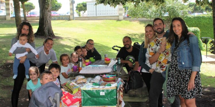 Las 900 raciones de paella solidaria y los hinchables del gran parque infantil marcan el fin de fiesta en Carbajosa