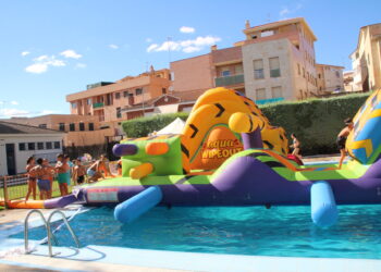 El parque acuático en la piscina divierte a niños y jóvenes en el día grande