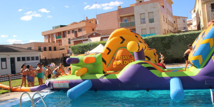 El parque acuático en la piscina divierte a niños y jóvenes en el día grande