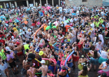 Las peñas llenan de bullicio y color la Plaza en el estallido de las fiestas más esperadas