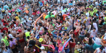 Las peñas llenan de bullicio y color la Plaza en el estallido de las fiestas más esperadas