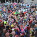 Las peñas llenan de bullicio y color la Plaza en el estallido de las fiestas más esperadas