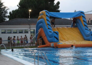 Los jóvenes disfrutan de un refrescante y exclusiva jornada nocturna con hinchables en las piscinas