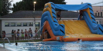 Los jóvenes disfrutan de un refrescante y exclusiva jornada nocturna con hinchables en las piscinas