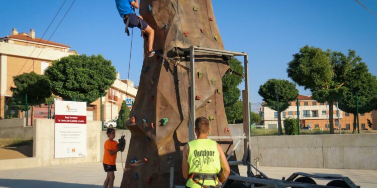 Los jóvenes aprenden escalada en el rocódromo móvil por la Semana de la Juventud