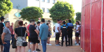 La primera tarde de vaquillas llega cargada de tensión tras la expulsión de un joven que saltó sobre el animal y las protestas de los aficionados que se han quedado fuera tras completarse el aforo de la plaza