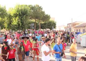Concurrido y animado desfile de peñas para iniciar las Fiestas del Santísimo Cristo de las Batallas