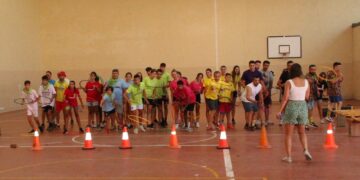 Las peñas compiten con rivalidad y buen humor para alzarse con el título de campeona de la yincana de fiestas