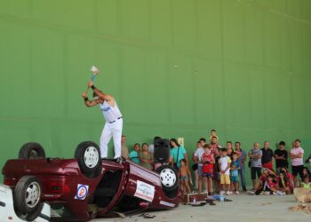 Expectación en Castellanos para presenciar el impactante corte de coches con hacha