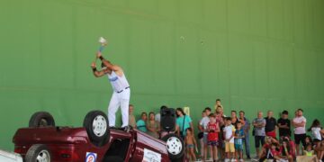 Expectación en Castellanos para presenciar el impactante corte de coches con hacha