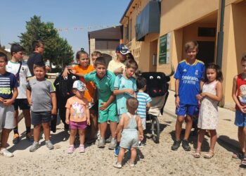 Los más pequeños disfrutan con la exhibición de aves y reptiles y las carreras a los carretones en la mañana dominical