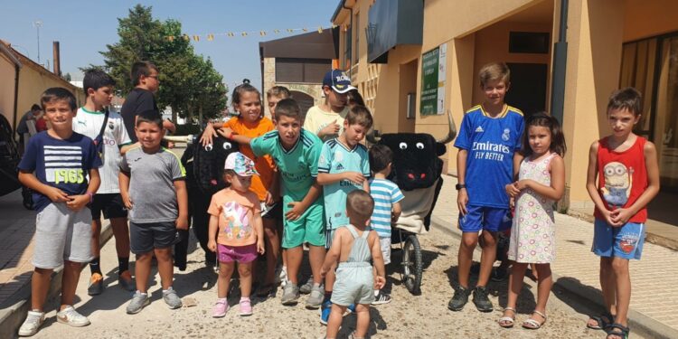 Los más pequeños disfrutan con la exhibición de aves y reptiles y las carreras a los carretones en la mañana dominical