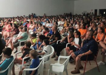 El televisivo monologuista J.J. Vaquero engancha a los vecinos con su humor y ocurrente ingenio