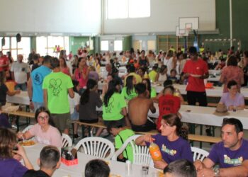 Más de 600 comensales degustan la paella popular en Doñinos