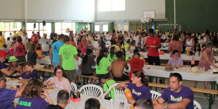 Más de 600 comensales degustan la paella popular en Doñinos