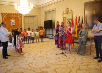 Los niños saharauis del programa ‘Vacaciones en Paz’ visitan el Ayuntamiento antes de regresar a casa