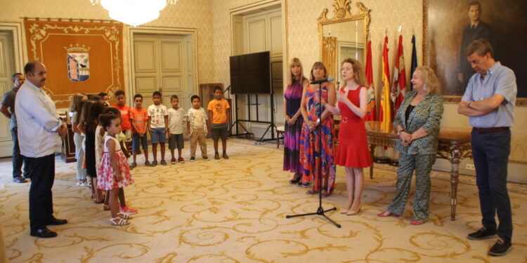 Los niños saharauis del programa ‘Vacaciones en Paz’ visitan el Ayuntamiento antes de regresar a casa