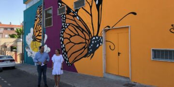 El nuevo mural que decora la guardería municipal dará la bienvenida a los pequeños escolares al inicio del curso