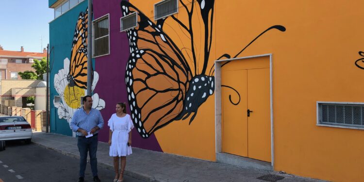 El nuevo mural que decora la guardería municipal dará la bienvenida a los pequeños escolares al inicio del curso