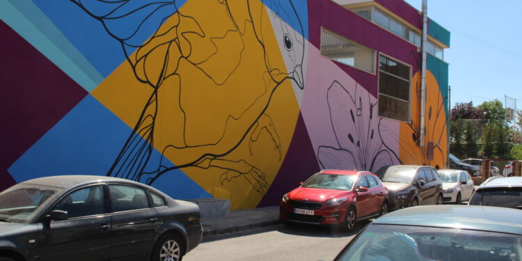 El nuevo mural que decora la guardería municipal dará la bienvenida a los pequeños escolares al inicio del curso