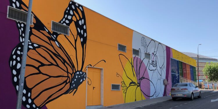 El nuevo mural que decora la guardería municipal dará la bienvenida a los pequeños escolares al inicio del curso