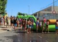Los hinchables de agua y el concurso canino de disfraces marcan el final de las actividades festivas de verano