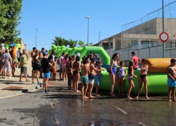Los hinchables de agua y el concurso canino de disfraces marcan el final de las actividades festivas de verano