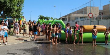 Los hinchables de agua y el concurso canino de disfraces marcan el final de las actividades festivas de verano