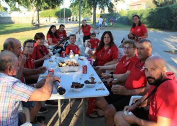 La jornada de convivencia reúne a los vecinos en torno al deporte, la música folclórica y la merienda popular de las peñas