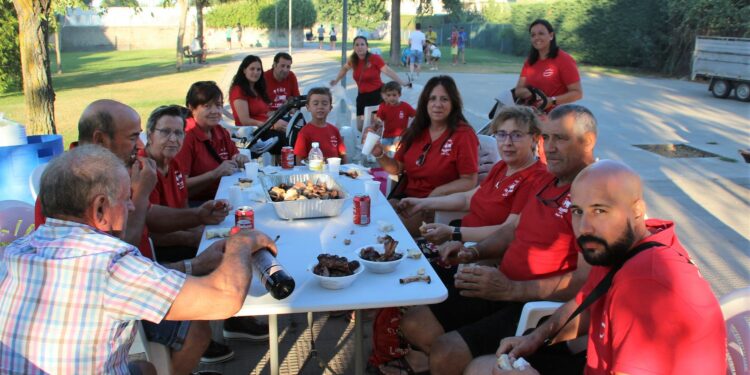 La jornada de convivencia reúne a los vecinos en torno al deporte, la música folclórica y la merienda popular de las peñas