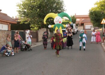 Animado pasacalles por la urbanización Vega de Salamanca para iniciar las actividades festivas de verano