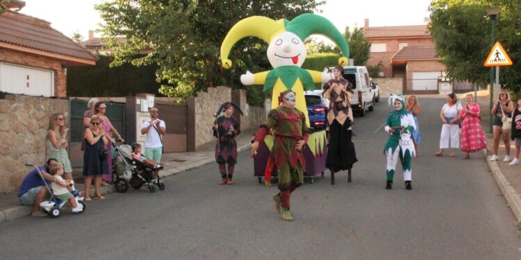 Animado pasacalles por la urbanización Vega de Salamanca para iniciar las actividades festivas de verano