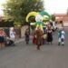 Animado pasacalles por la urbanización Vega de Salamanca para iniciar las actividades festivas de verano