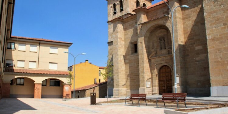 La plaza de la Iglesia ya luce su nueva imagen, diáfana y accesible
