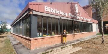 La construcción de un acerado perimetral protegerá la biblioteca de humedades y filtraciones