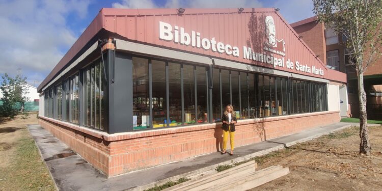 La construcción de un acerado perimetral protegerá la biblioteca de humedades y filtraciones