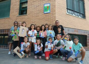 Los niños refuerzan la pintura de las huellas de los caminos escolares para ir solos, andando y seguros a los tres colegios del municipio