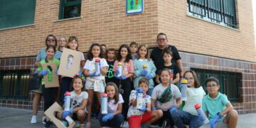Los niños refuerzan la pintura de las huellas de los caminos escolares para ir solos, andando y seguros a los tres colegios del municipio