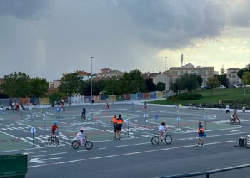 Los más pequeños se dan cita en el circuito de seguridad vial para circular en bicicleta y patines de manera segura
