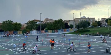 Los más pequeños se dan cita en el circuito de seguridad vial para circular en bicicleta y patines de manera segura