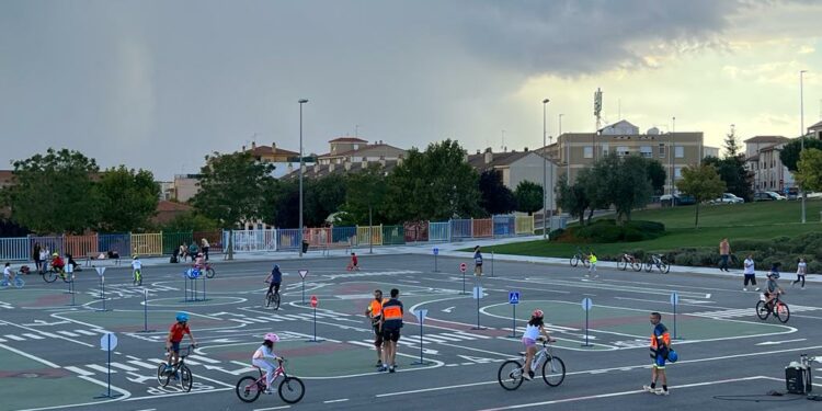 Los más pequeños se dan cita en el circuito de seguridad vial para circular en bicicleta y patines de manera segura